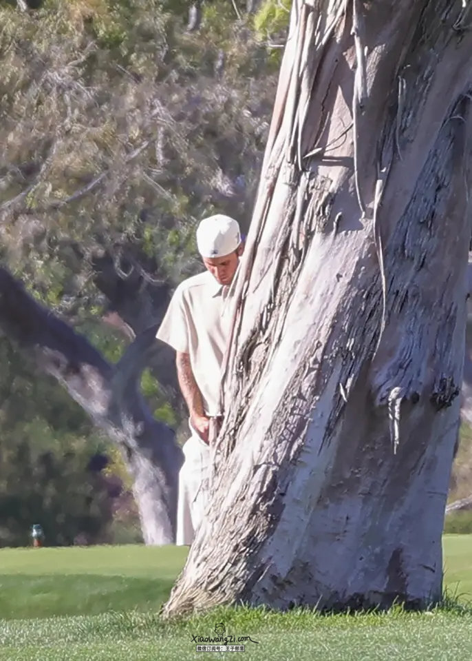 Justin Bieber在高尔夫球场被拍到脱裤子对着一棵大树撒尿。。。